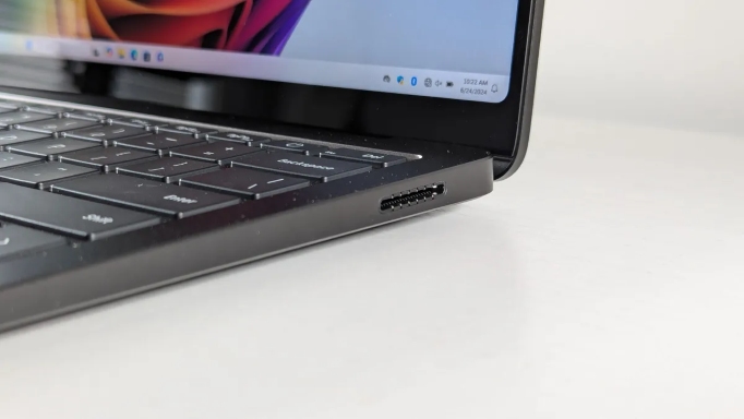 cổng Surface Connect trên Surface Laptop 7