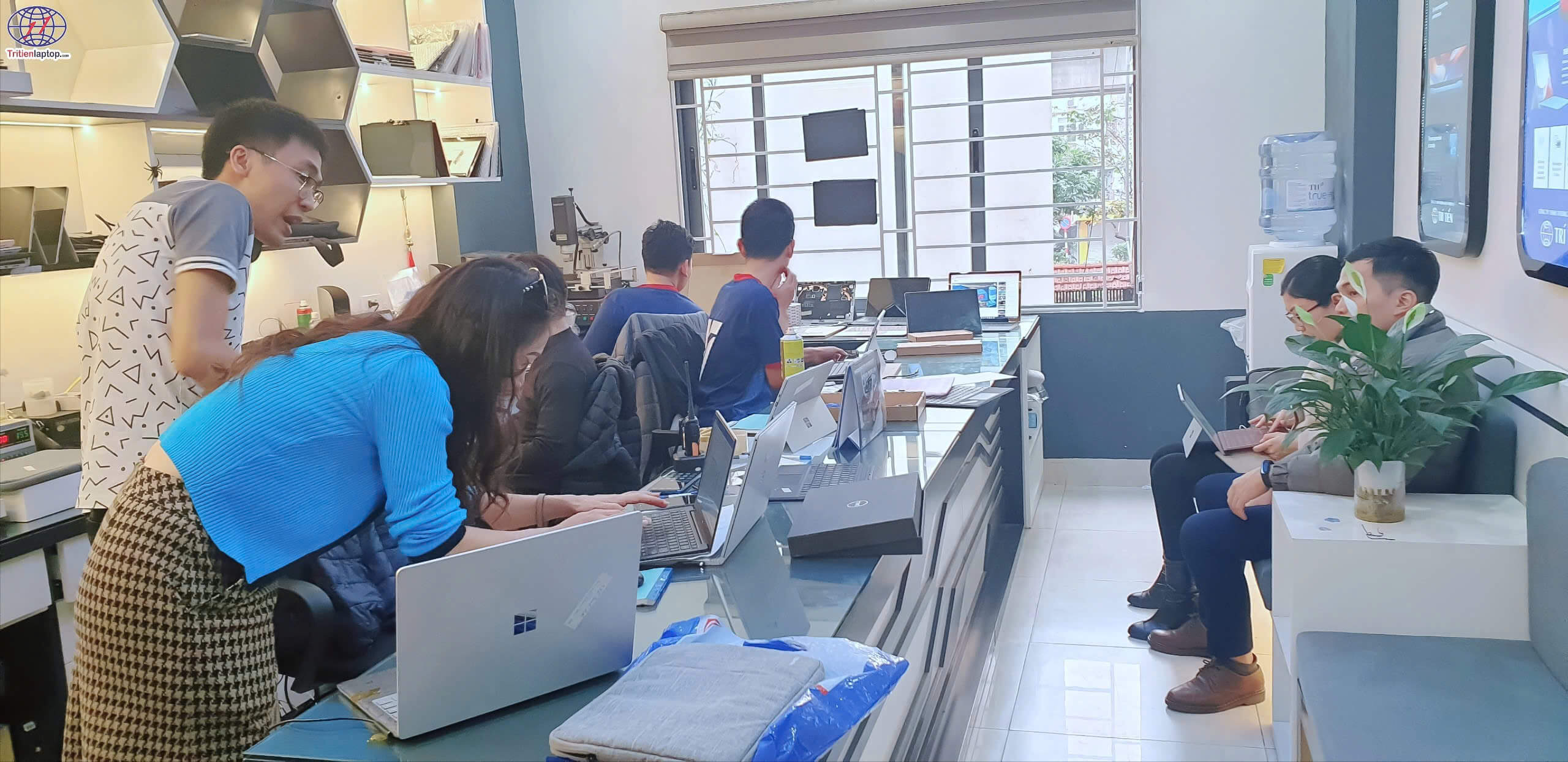 Thay Màn Hình Surface – Hướng Dẫn Chi Tiết và Đầy Đủ 19 Hình ảnh thực tế khách hàng thay màn hình Surface tại Trí Tiến Laptop