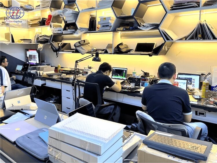 Thay Màn Hình Surface – Hướng Dẫn Chi Tiết và Đầy Đủ 23 Hình ảnh thực tế khách hàng thay màn hình Surface tại Trí Tiến Laptop