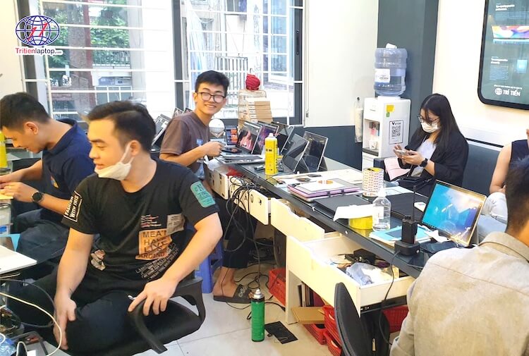 Thay Màn Hình Surface – Hướng Dẫn Chi Tiết và Đầy Đủ 20 Hình ảnh thực tế khách hàng thay màn hình Surface tại Trí Tiến Laptop