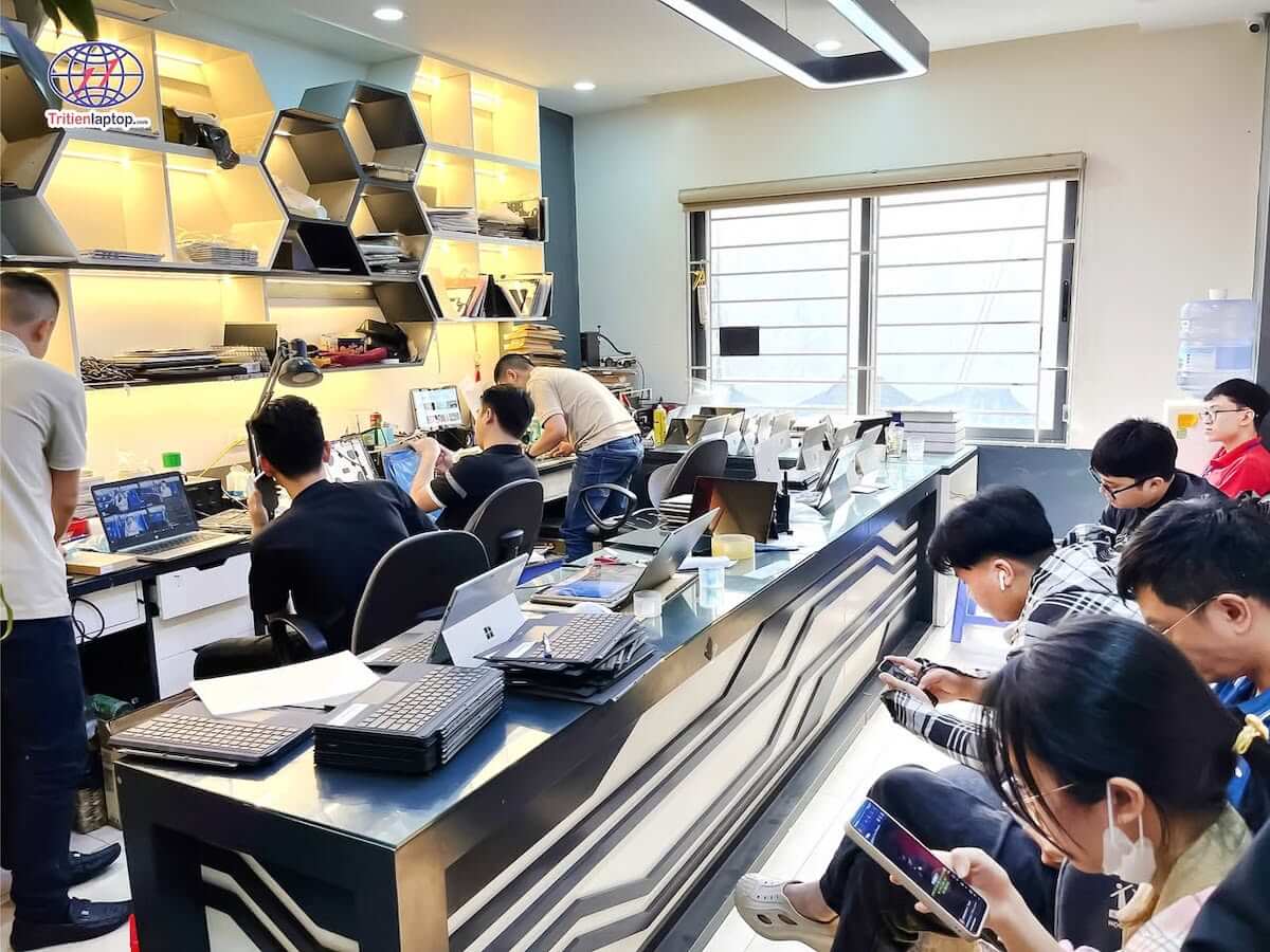 Thay main Surface - Giải pháp khắc phục lỗi phần cứng hiệu quả 16 Không gian phòng kỹ thuật thực hiện thay main Surface tại Trí Tiến