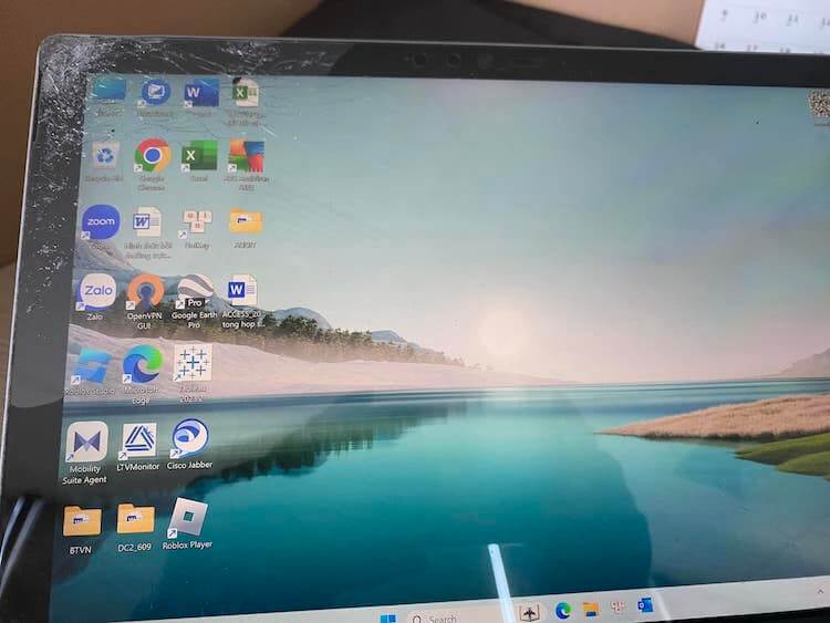 Hãy ép kính Surface nếu mặt kính bị vỡ và màn vẫn hoạt động bình thường