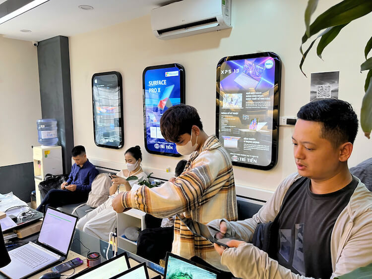 Hình ảnh khách hàng sử dụng dịch vụ ép kính Surface tại Trí Tiến