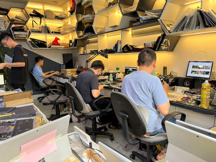 Kỹ thuật viên thực hiện ép kính Surface lấy ngay tại Trí Tiến