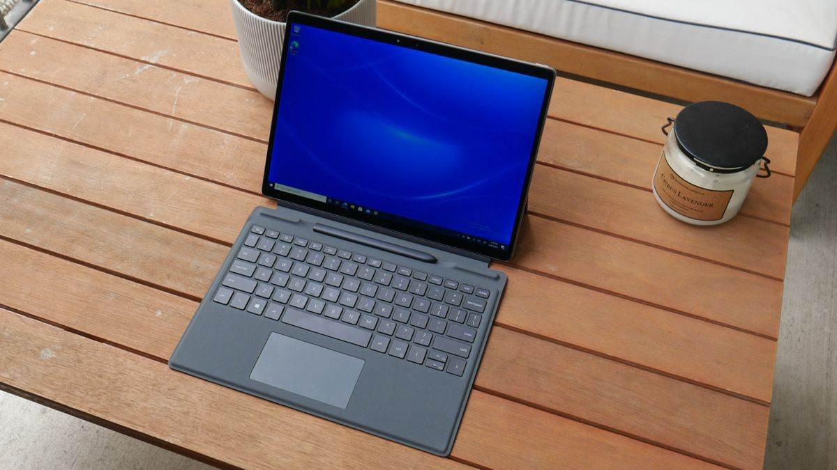 So sánh Microsoft Surface Pro 8 vs Dell Latitude 7320 Detachable 15 Màn hình Dell Latitude 7320 Detachable