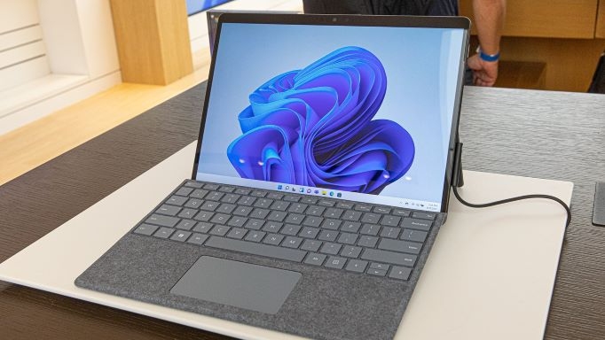 So sánh Microsoft Surface Pro 8 vs Dell Latitude 7320 Detachable 14 Màn hình Surface Pro 8