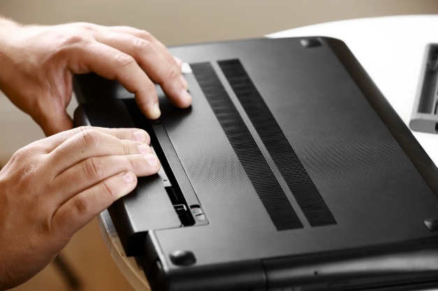 Hướng dẫn cách tháo lắp pin laptop Dell 10 Cách tháo lắp pin laptop Dell