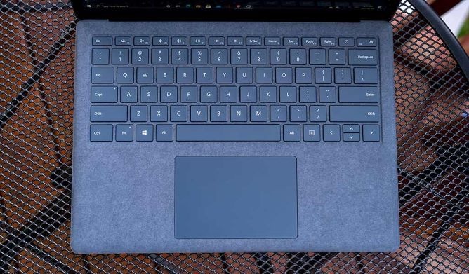 Đánh giá Surface Laptop 4: Có còn tốt vào năm 2025 không? 10 Đánh giá Surface Laptop 4 bàn phím và bàn di chuột
