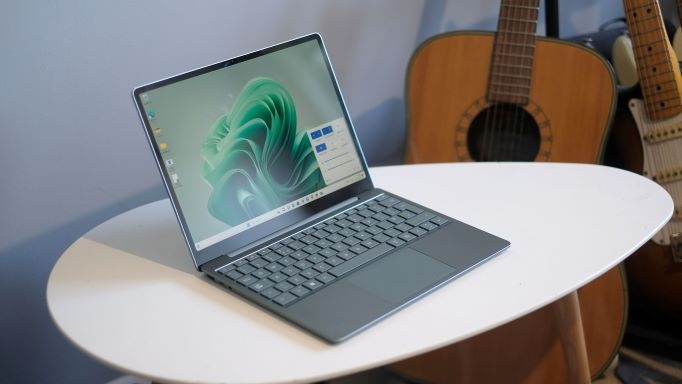10 laptop mỏng nhẹ cấu hình mạnh dưới 15 triệu tốt nhất 2025 9 Surface Laptop Go 3 – Core i5 / 16GB/ 256GB