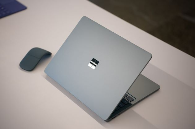 Laptop AI: Xu hướng công nghệ 2025 11 Laptop AI: Surface Laptop 13 inch