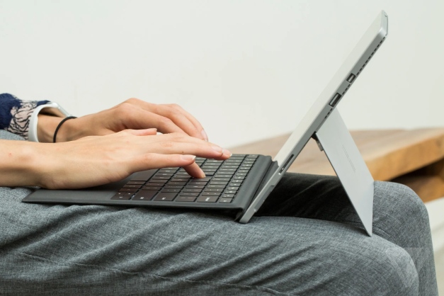 Cách sử dụng Surface Pro cho người mới: Thiết lập, cử chỉ và phụ kiện 11 Sử dụng Bàn phím và Bàn di chuột Type Cover