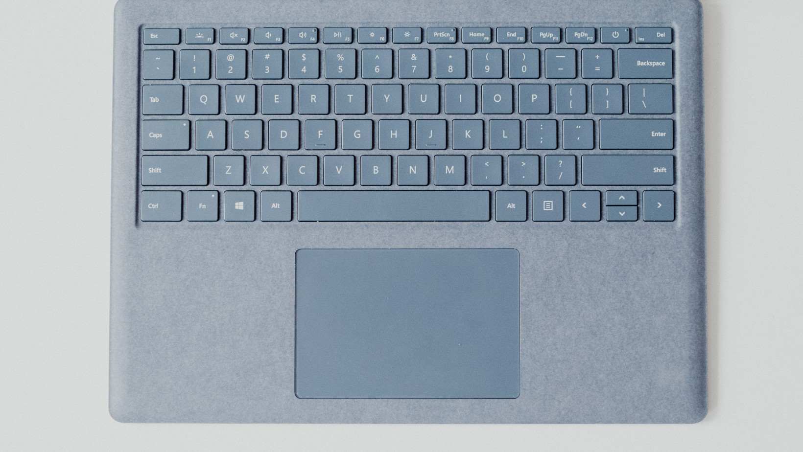 Cách vệ sinh bàn phím Surface vải Alcantara