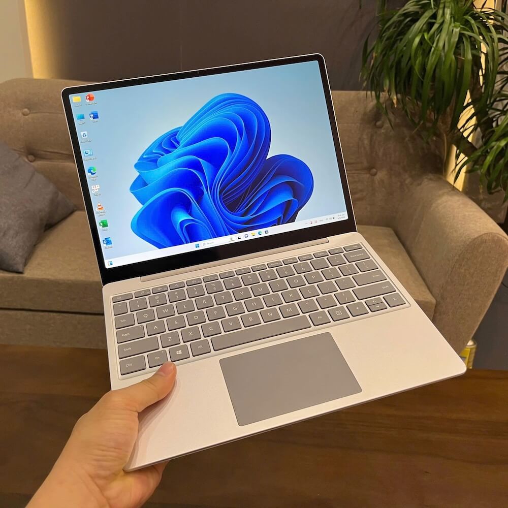 Hướng dẫn kiểm tra màn hình Surface tại nhà trước khi mang đi thay 12 Bước 1: Kiểm tra màn hình Surface bằng mắt thường