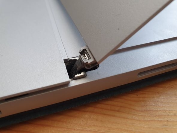 Kiểm tra bản lề màn hình