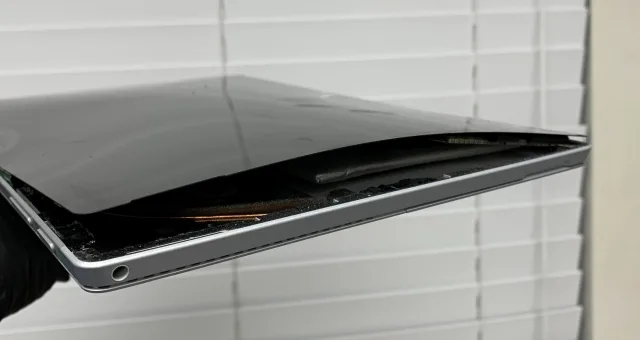 Pin Surface bị phồng phải làm sao? Cách xử lý & sửa chữa an toàn 2026 10 dấu hiệu pin surface bị phồng màn hình hở