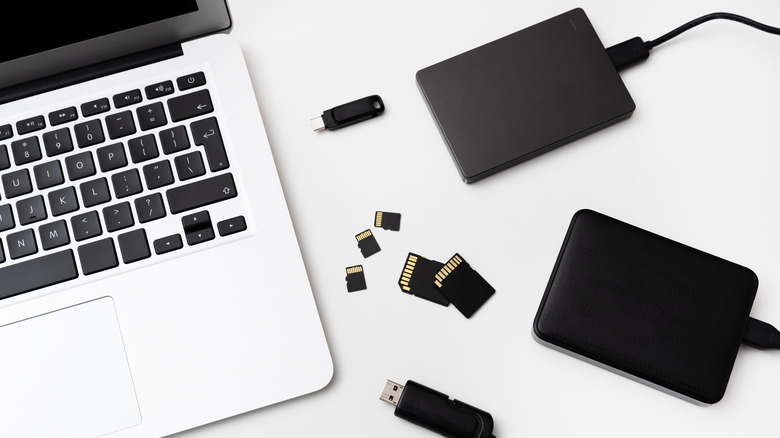 Cách sao lưu dữ liệu laptop Windows 11 10 Ổ cứng ngoài hoặc ổ SSD sao lưu