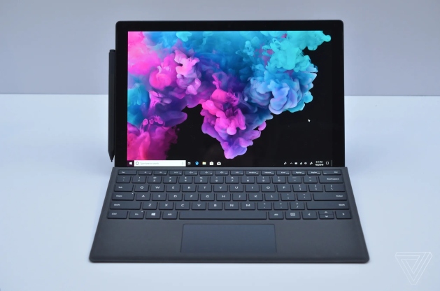 Surface Pro 6 gần như giống hệt nhưng sang hơn nhờ màu đen