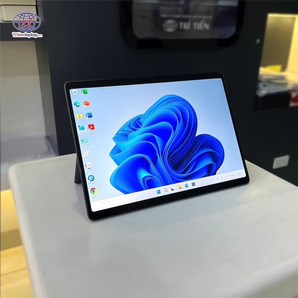 Cận cảnh màn hình cảm ứng siêu NET trên Surface Pro 8