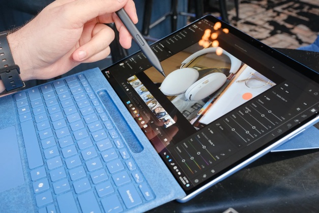 Có nên mua Surface Pro 11 cũ (like new)? Quy trình 5 bước test máy chuẩn zin tại cửa hàng 8 Kiểm tra màn hình và cảm ứng