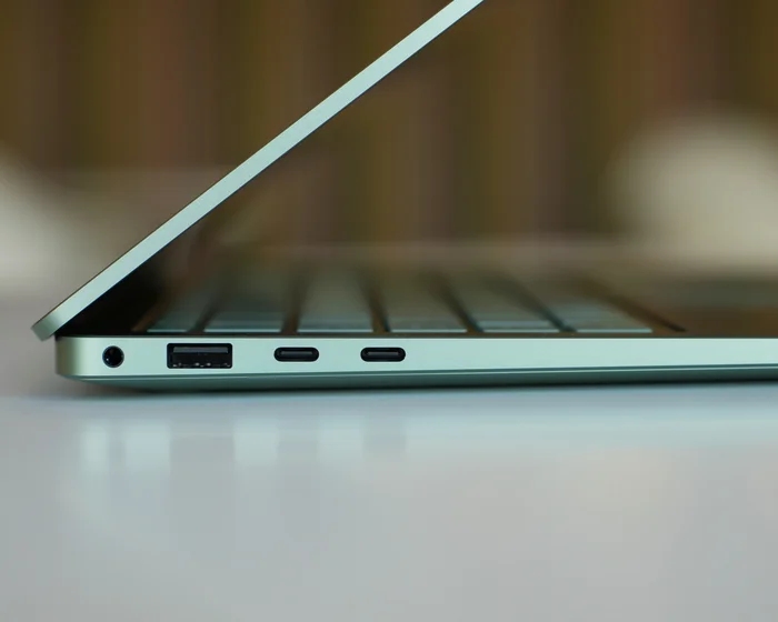 Cổng kết nối trên Surface Laptop 8